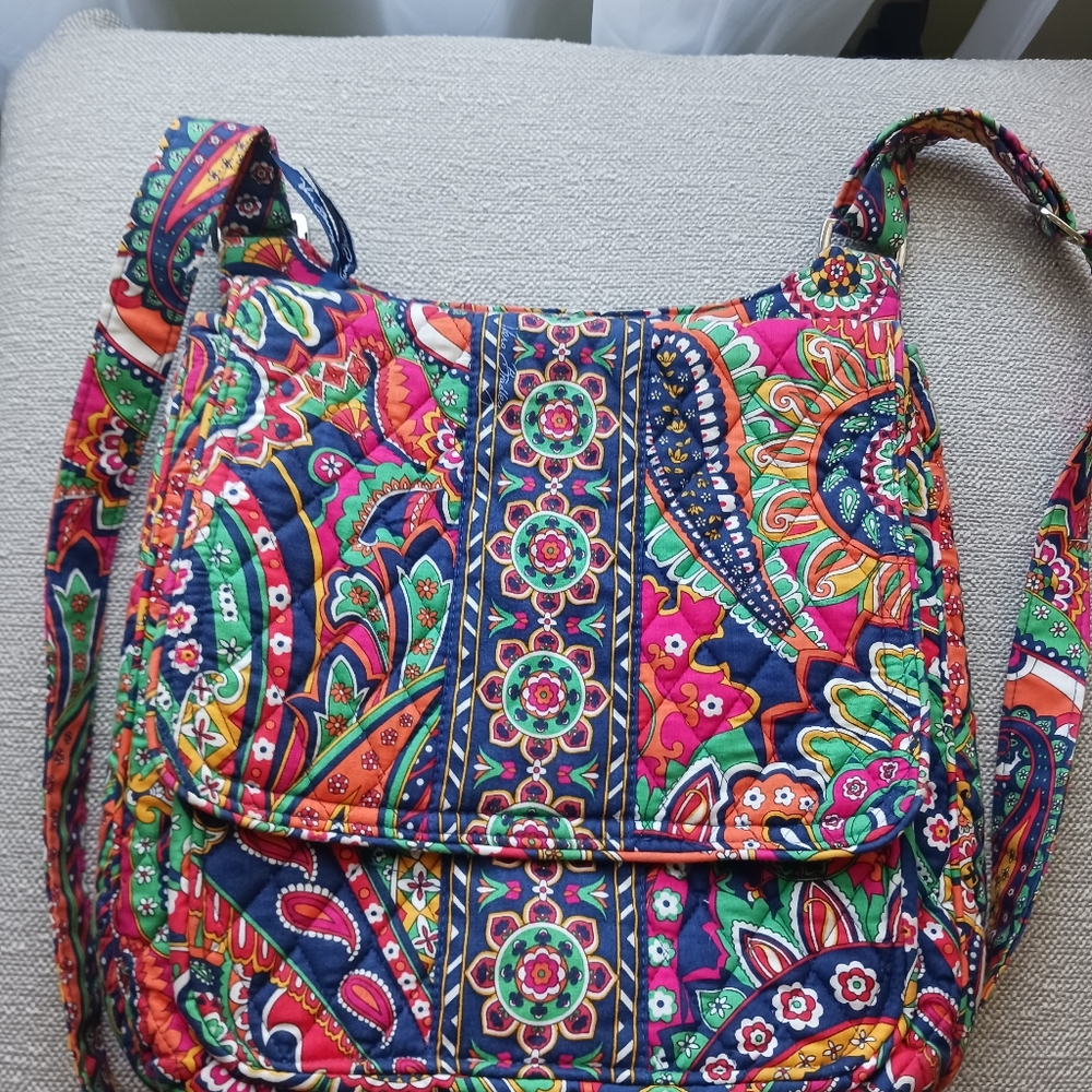 Vera Bradley Crossbody. Excellent pre-owned condition.